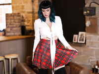 Lisha Blackhurst - Nothing But Curves