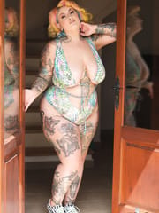 Galda Lou - Nothing but Curves