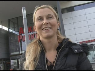 TCHÈQUE RUES - Blonde MILF sur la rue Picked