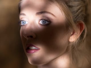 toucher de femme de chambre médiévale elle-même indigent