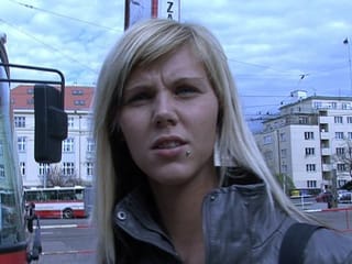 TCHÈQUE RUES - Ilona prend l'argent pour le sexe du public