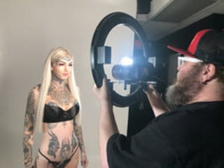 Tatouage de poitrine Amber Luke dans les coulisses