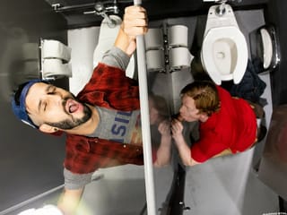 Ajudando os Urinais - Romeu Davis e Kyle Connors
