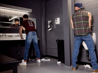 Wild und schmutziges schwules Anal in einer öffentlichen Toilette - Sean Maygers und Drew Dixon