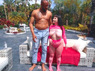 Babe en cûte de la taille de poche prend une énorme bite noire
