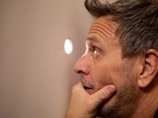Marido y esposa que no quieren pagar por el ordenador portátil - Nina Milano, Keiran Lee