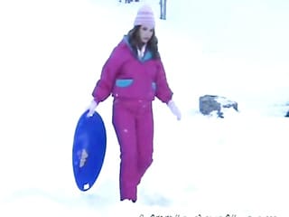 Petite adolescente si masturba in una fredda giornata nevosa