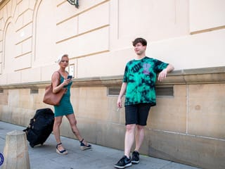 Milf sexy perso a Praga ma trova un ragazzo utile - Laurua Blond