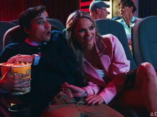 Pareja desagradable follando en un cine público - Athena Faris, ricky español
