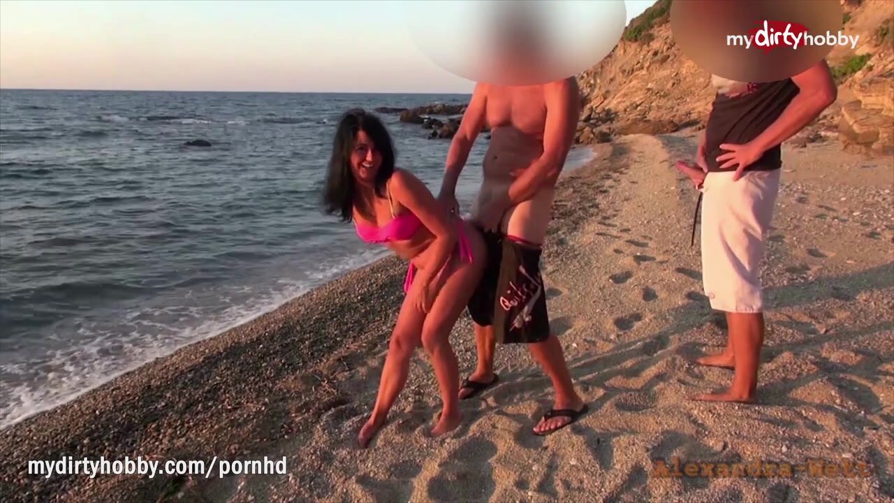 Hot MILF Fucked On Public Beach Immagine
