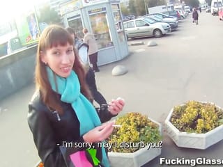 Ragazza trafitta con una figa stretta viene perforata nella sauna pubblica