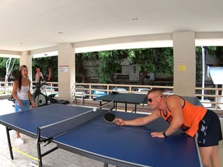 Kurvige thailändische Amateur -Freundin Sex in der Dusche nach einem Spiel Ping Pong