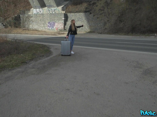 Hot Hitchhiker recogido de una carretera concurrida - Zlata Shine