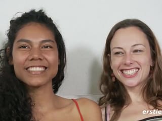 Duas garotas atrevidas da floresta ficam brincando lá fora