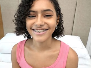 4' 11” Puerto Ricaanse met PERFECTE TITTEN en beugels zuigt een lul