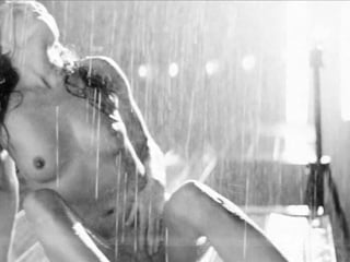 Рене Перес встряхивая во время мастурбации под дождем