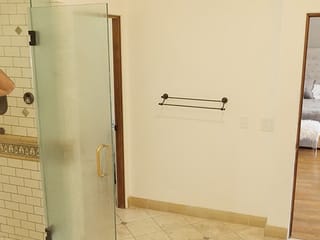 Enteada spyfam acidentalmente vê Stepdad tomando banho