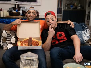 Dom King a une certaine surprise dans la pizza pour Logan Aarons