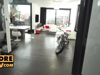 POV - Lusty Santa Slut Amirah Adara conhece um pau