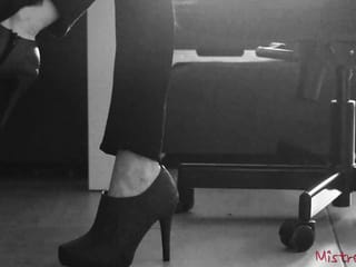 Sub ha un feticcio femdom per le scarpe e piedi Padrona