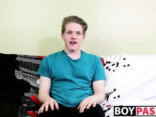 Blondes Twink mit fettem Arsch befragt und runter raute