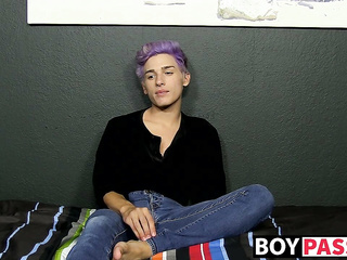 Carini giocattoli da twink con il suo grande dong grasso e geme anche per noi