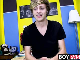 Twink Jason disfrutando de meter su polla y jugar con consolador