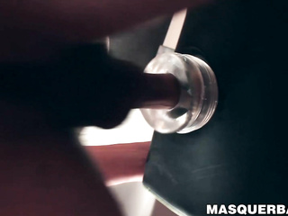 Masked Dude ottiene BJ da Guy prima di Fucking Fleshlight