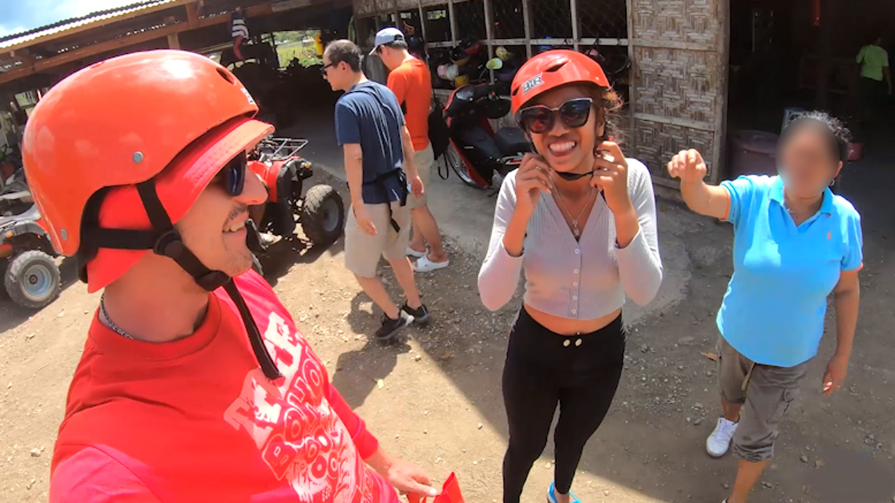 Tour de buggy deixou sua namorada tailandesa molhada e pronta para chupar e foder uma vez foto