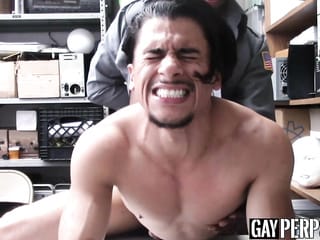 Jovem Hunk Latino Cums depois de andar de polícia bruta BBC