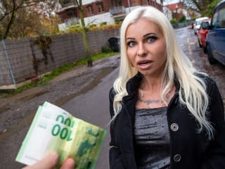 Ich bin von blonden Milfs angezogen und bin auf Suzi Grande auf den Straßen gestoßen
