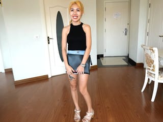 Tiny Amatoriale Thai Teen in un abito da coniglietto dà la testa e scopata da dietro