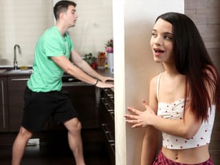 Tiny Spanische Teenie -Stiefschwester Ohana Petite erwischt von Stopbro masturbieren