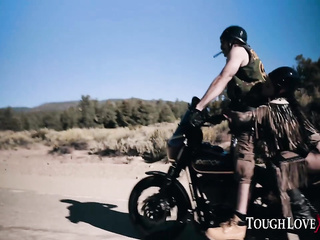 Katrina Jade prés. Desert Dick Down de Biker Slut