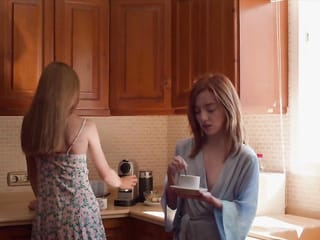 Vixen Petite Redhead Lottie Magne ha un affare appassionato in vacanza