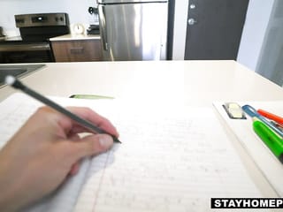 Netter Babysitter mit Zöpfeln Kylie Quinn kümmert sich um die Bedürfnisse dieses Gestüts