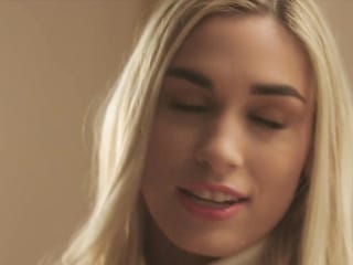 Vixen Sneaky Mick scivola nel DMS e nella figa di Deliah