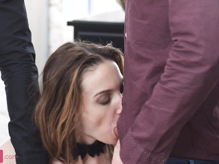 Slim4K: ragazza di lusso in calze nere scopa con due ragazzi sexy