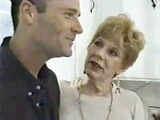 Granny fode jovem Dick In The Kitchen