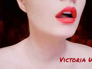 Victoria Wet spielt mit den Lippen