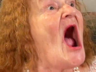 Mamie veut jeune coq