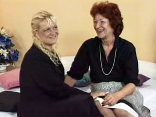 Lesbian fode Granny peituda loira de MILF com Strapon