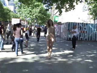 Ein einsames Mädchen nackt in Berlin
