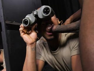 Trío de soldado en el campo de tiro