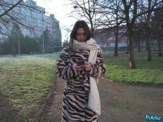 C'était une journée froide à Prague quand je suis tombé sur une belle femme française nommée Lena Coxx