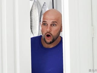 Squirting in Voyeur XXX mit gut bestücktem Mitbewohner-Porno von: BRAZZERS