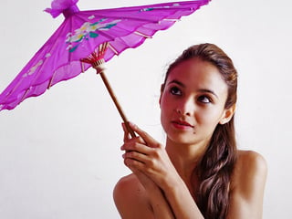 Fedra caresser sa chatte avec un parasol violet