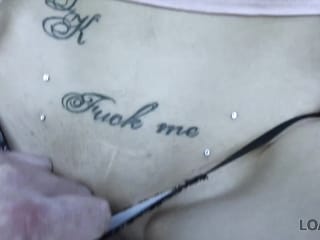 Sie braucht Geld für eigenen Tattoo-Salon und sie ist kreativ