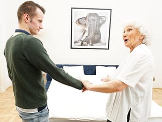 Oma bekommt ihre haarige Muschi von jungen toyboy pochte
