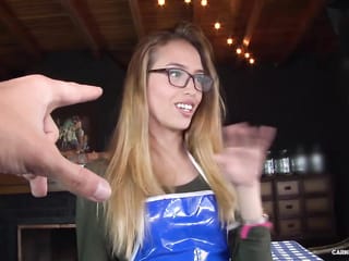 Blonde kolumbianische Kellnerin mit Brille reitet Schwanz in heißem Pickup und Fick